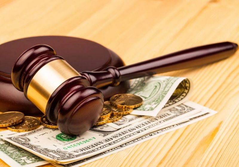 Молоток судьи и деньги